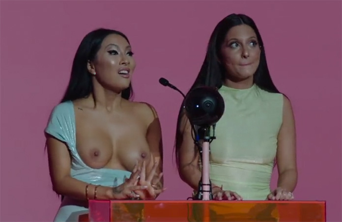 Asa Akira (links) moderierte die Pornhub Awards 2018