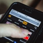 Fehlender Jugendschutz: Pornhub & Co. droht Sperrung in Deutschland