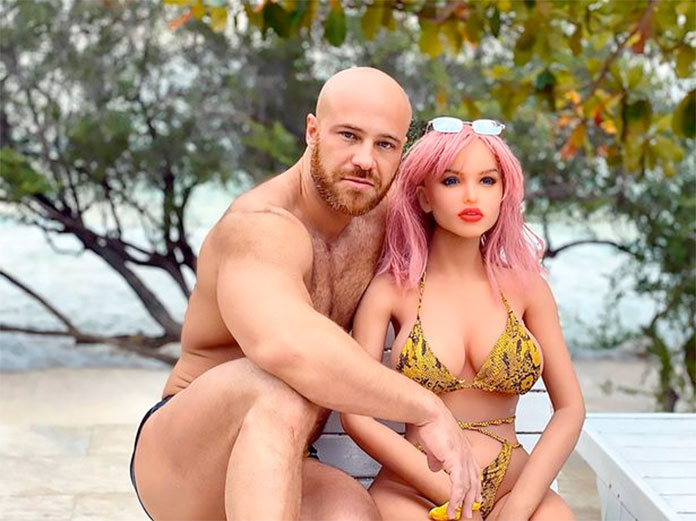 Yuri Tolochko mit seiner Sexpuppe