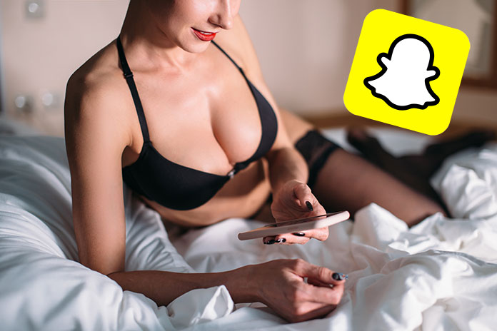 Frau im Bett beim Snapchat Sexting