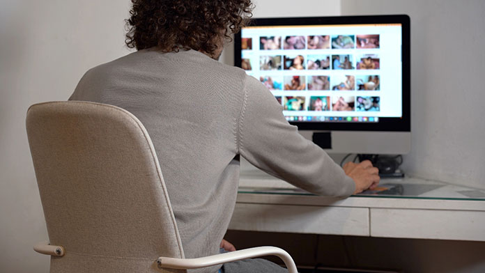 Mann nimmt an Studie zu Online-Pornografie teil Mann nimmt an Studie zu Online-Pornografie teil