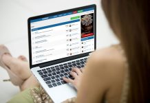 Frau sucht im Internet nach Erotikforum
