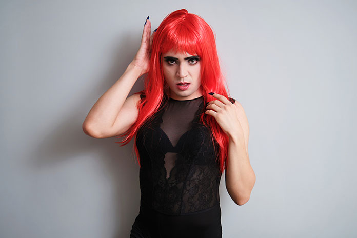 Drag Queen mit roten Haaren