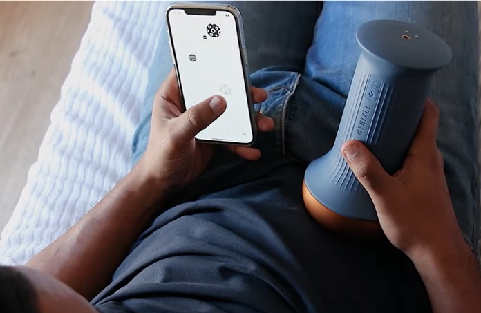 Mann hält Myhixel mit Myhixel Control App in der Hand
