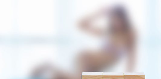 Buchstabenblöcke Sex vor unscharfem Hintergrund